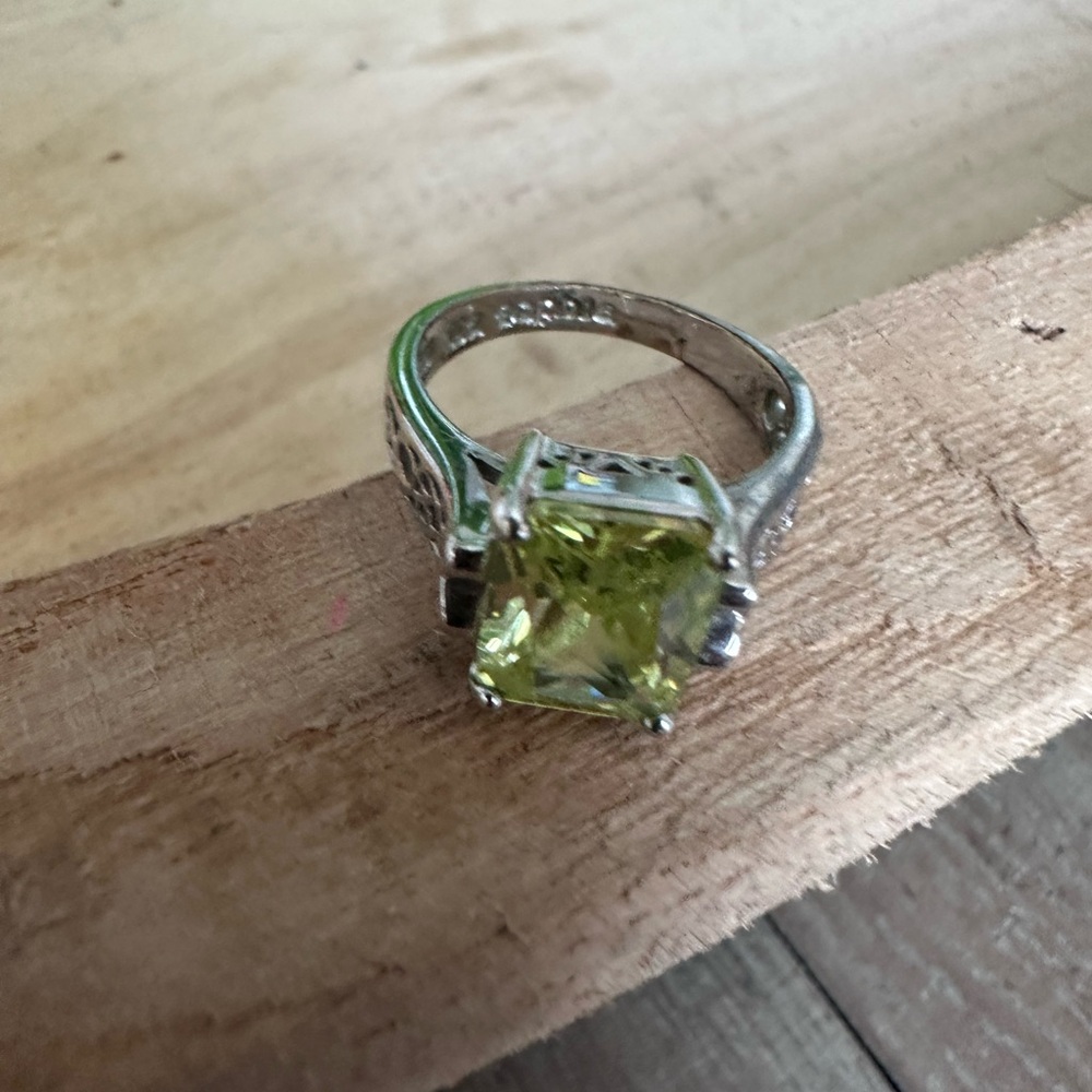 Lady's Lia Sophia "Appletini Peridot" Emerald Cut Peridot, Ring Size 6.5 - Picture 7 of 8